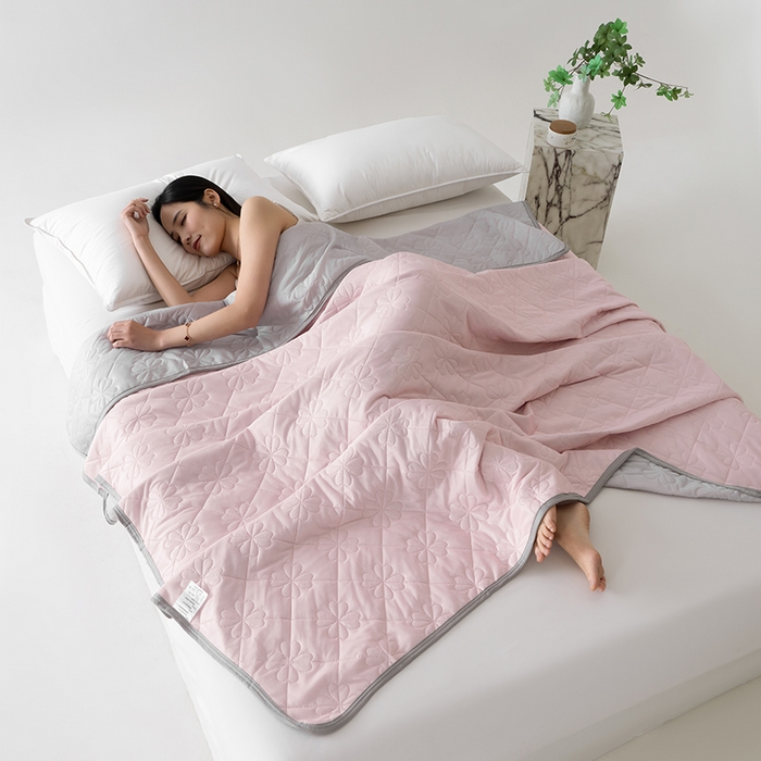 91家纺网 家纺一手货源 找家纺 伊梵居 2026新款简约凉感丝夏被夏凉被空调被 浅粉色