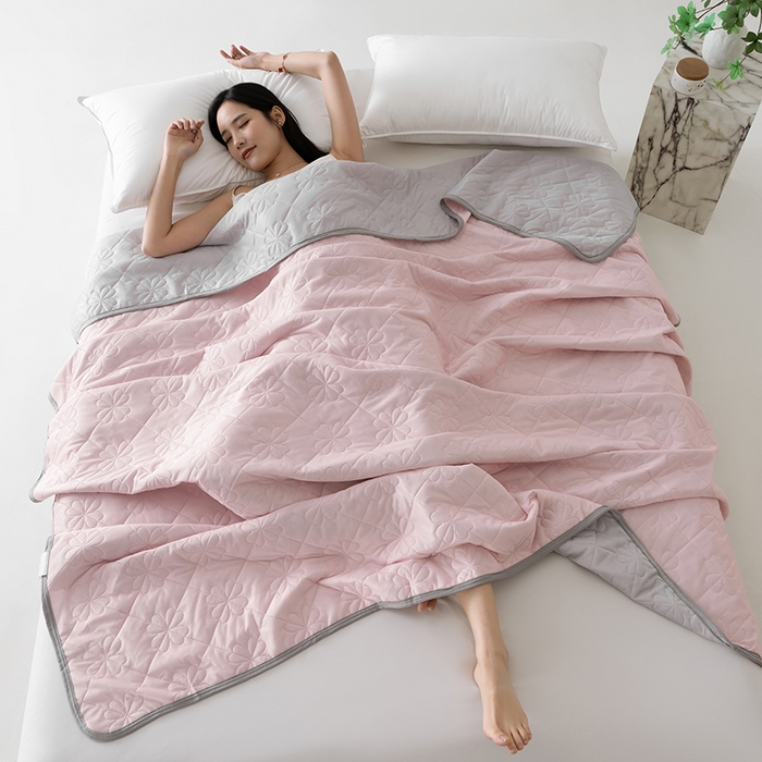 91家纺网 家纺一手货源 找家纺 伊梵居 2026新款简约凉感丝夏被夏凉被空调被 浅粉色