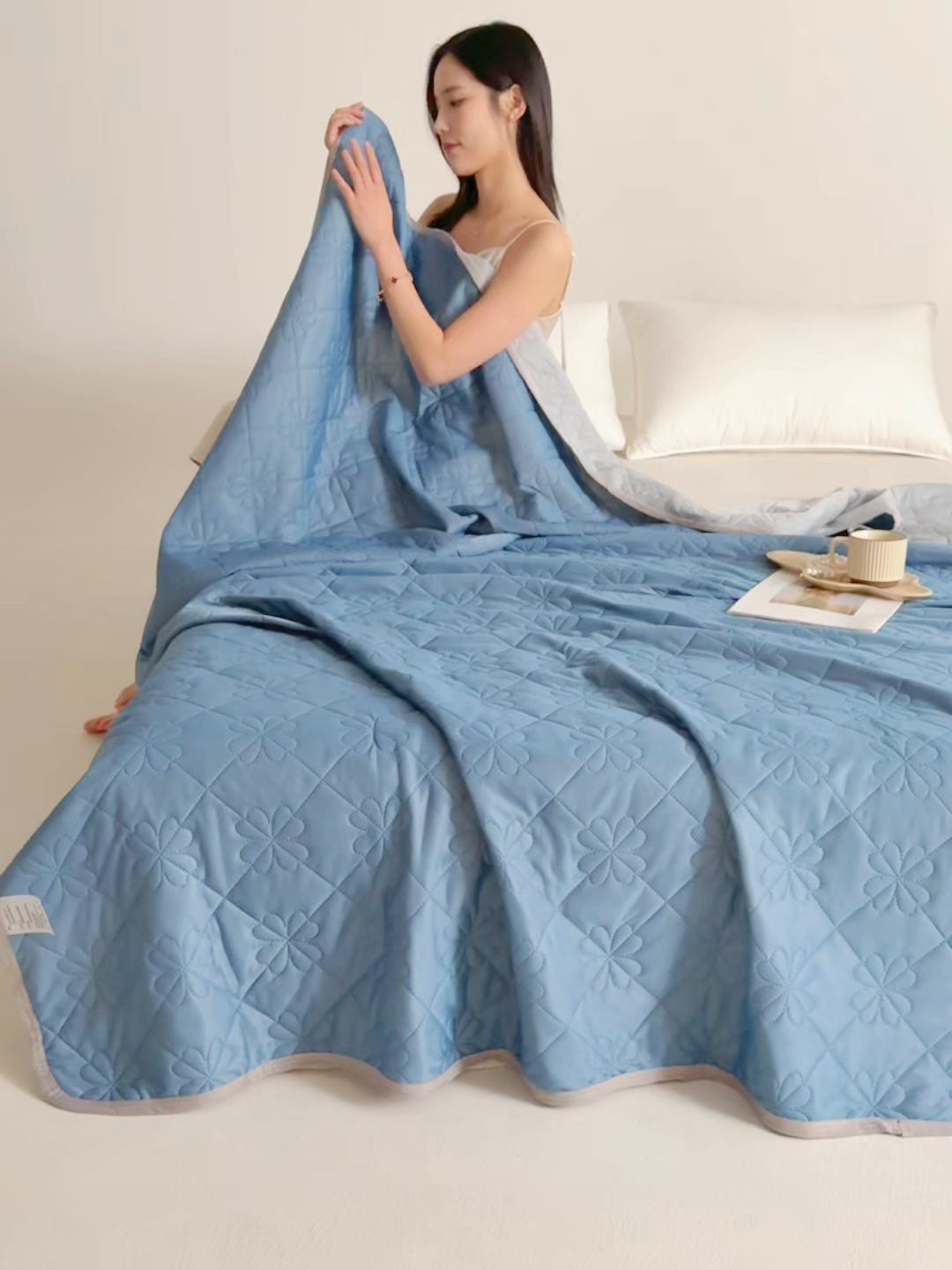 91家纺网 家纺一手货源 找家纺 伊梵居 2026新款简约凉感丝夏被夏凉被空调被 湖蓝色