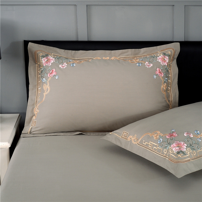 91家纺网 家纺一手货源 找家纺 浩情国际婚庆供货中心 2026新款新中式风100支全棉高端刺绣四件套 花间细雨-优雅灰