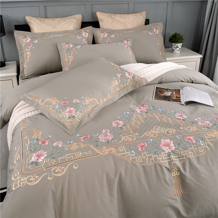 91家纺网 家纺一手货源 找家纺 浩情国际婚庆供货中心 2026新款新中式风100支全棉高端刺绣四件套 花间细雨-优雅灰