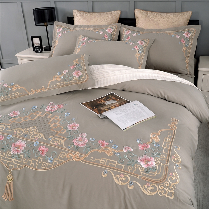 91家纺网 家纺一手货源 找家纺 浩情国际婚庆供货中心 2026新款新中式风100支全棉高端刺绣四件套 花间细雨-优雅灰