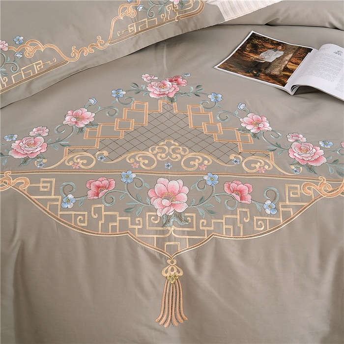 91家纺网 家纺一手货源 找家纺 浩情国际婚庆供货中心 2026新款新中式风100支全棉高端刺绣四件套 花间细雨-优雅灰