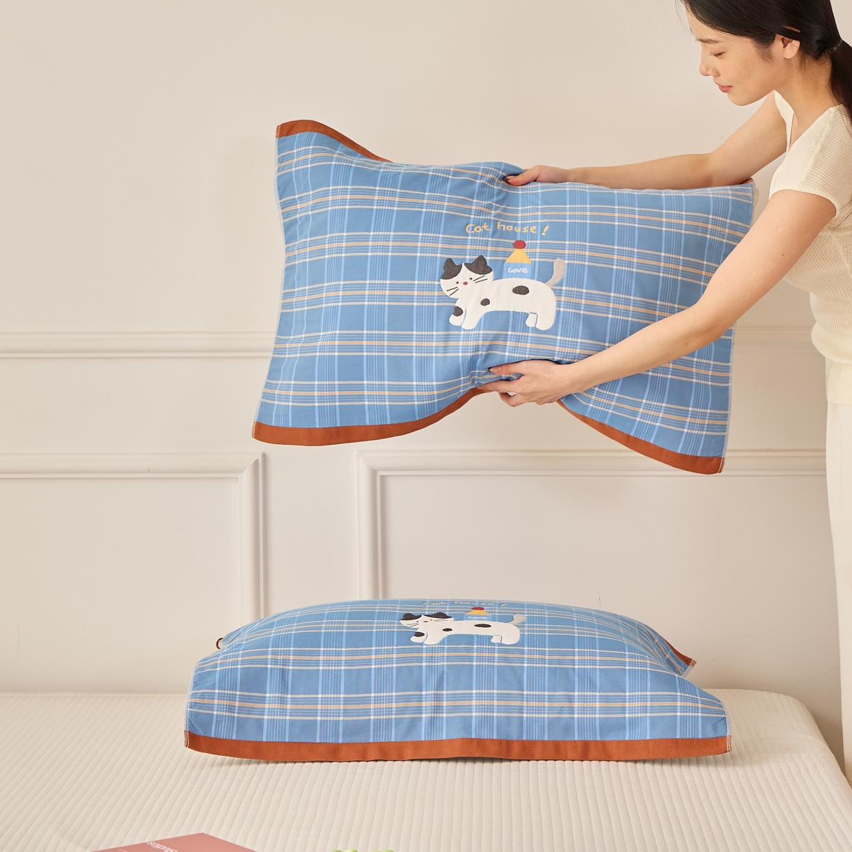 91家纺网 家纺一手货源 找家纺 沐瑟家纺 2026新款全棉纯棉八层枕巾-卡通格子 房子猫 52x78cm枕巾一只