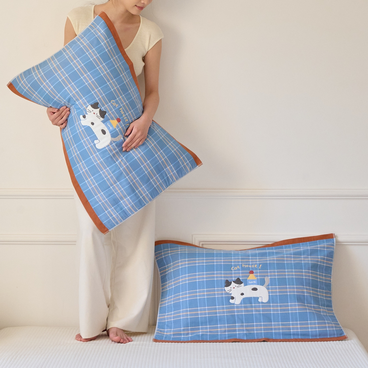 91家纺网 家纺一手货源 找家纺 沐瑟家纺 2026新款全棉纯棉八层枕巾-卡通格子 房子猫 52x78cm枕巾一只