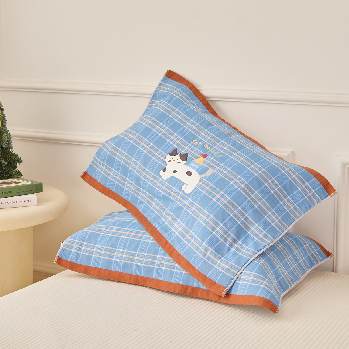 91家纺网 家纺一手货源 找家纺 沐瑟家纺 2026新款全棉纯棉八层枕巾-卡通格子 房子猫 52x78cm枕巾一对