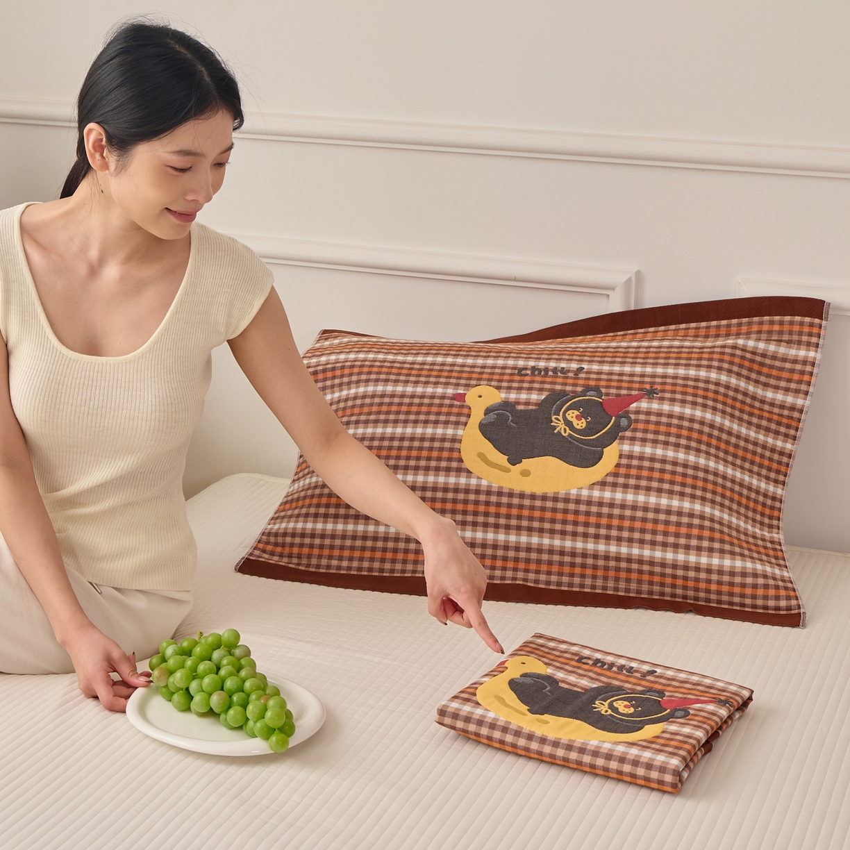 91家纺网 家纺一手货源 找家纺 沐瑟家纺 2026新款全棉纯棉八层枕巾-卡通格子 小鸭熊 52x78cm枕巾一只