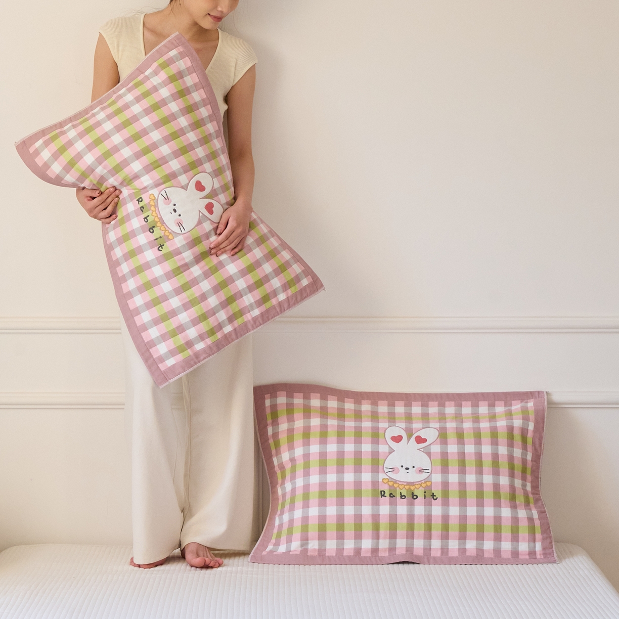 91家纺网 家纺一手货源 找家纺 沐瑟家纺 2026新款全棉纯棉八层枕巾-卡通格子 爱心兔 52x78cm枕巾一只