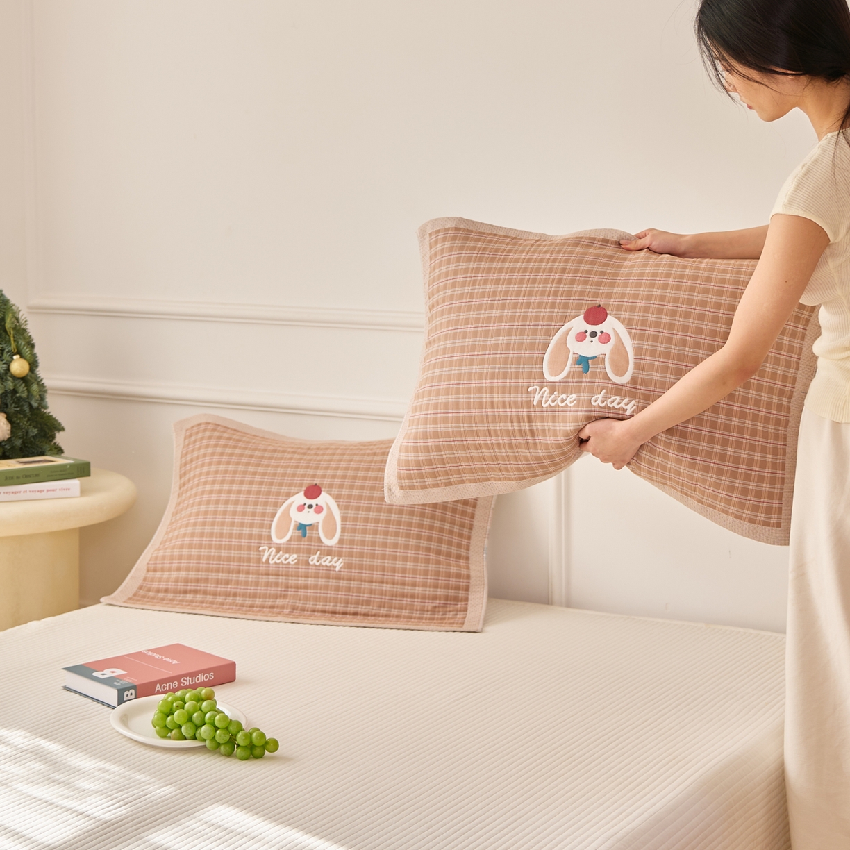 91家纺网 家纺一手货源 找家纺 沐瑟家纺 2026新款全棉纯棉八层枕巾-卡通格子 桔小兔 52x78cm枕巾一只