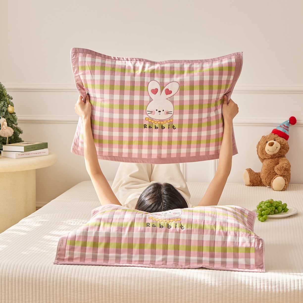 91家纺网 家纺一手货源 找家纺 沐瑟家纺 2026新款全棉纯棉八层枕巾-卡通格子 爱心兔 52x78cm枕巾一只