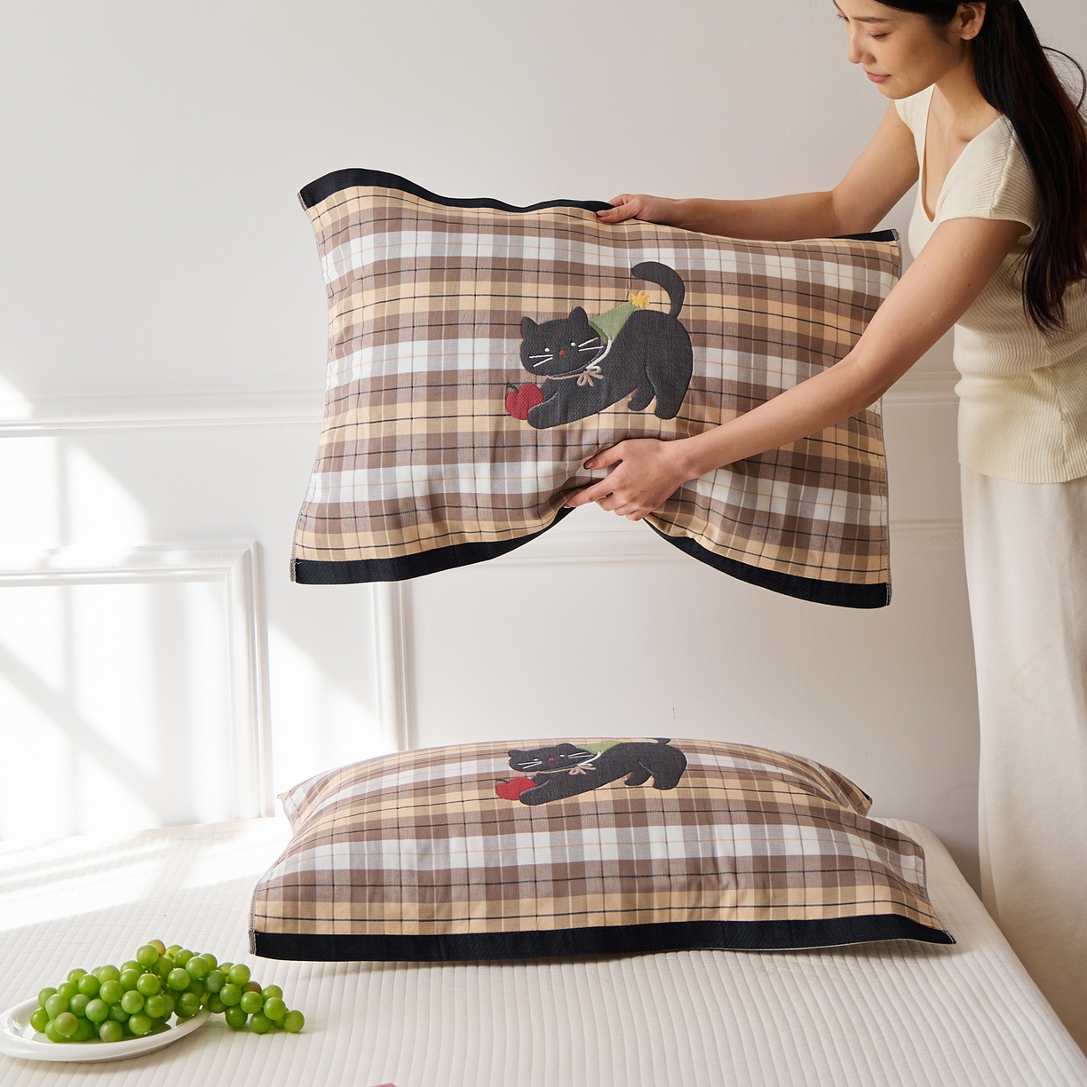91家纺网 家纺一手货源 找家纺 沐瑟家纺 2026新款全棉纯棉八层枕巾-卡通格子 给予猫 52x78cm枕巾一对