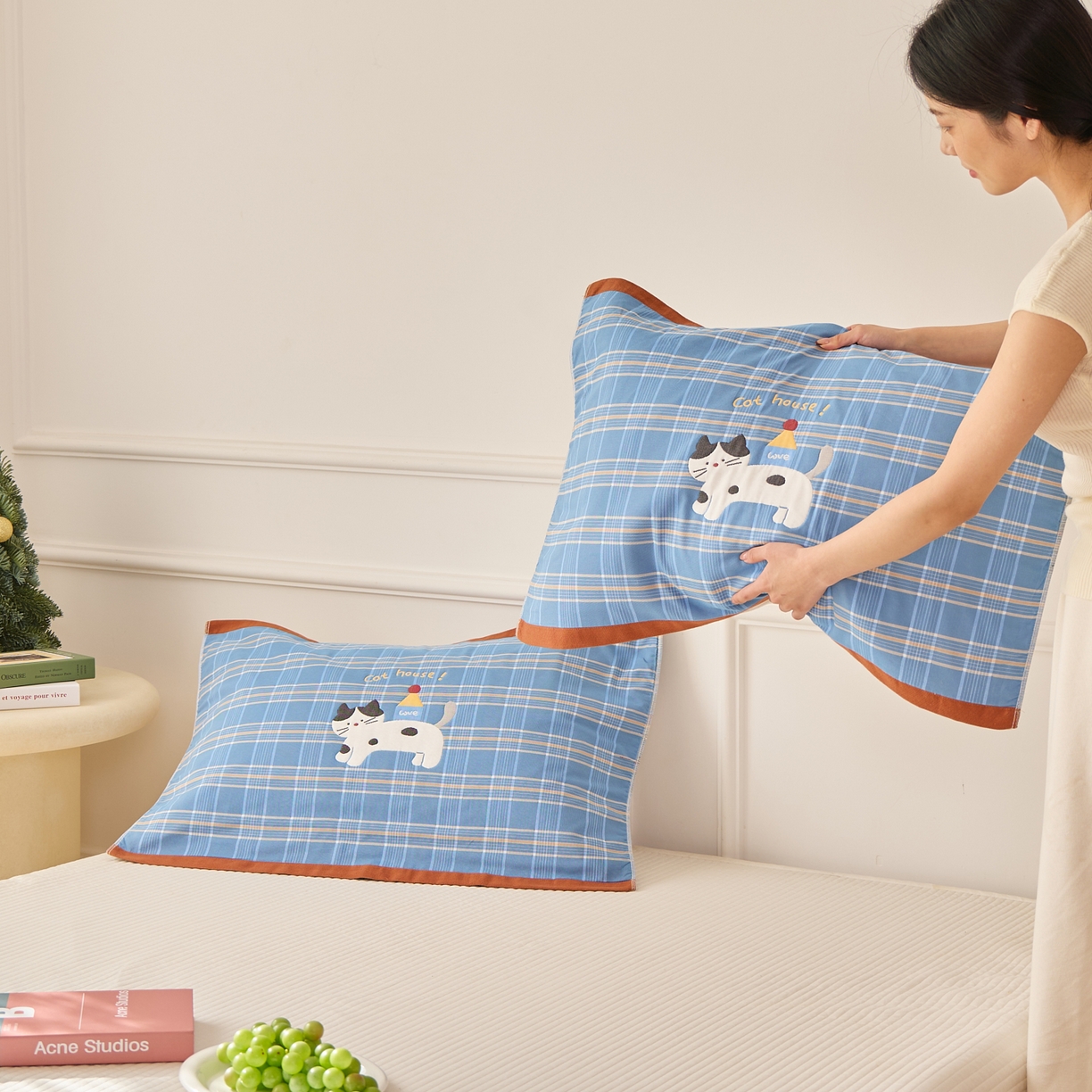 91家纺网 家纺一手货源 找家纺 沐瑟家纺 2026新款全棉纯棉八层枕巾-卡通格子 房子猫 52x78cm枕巾一对