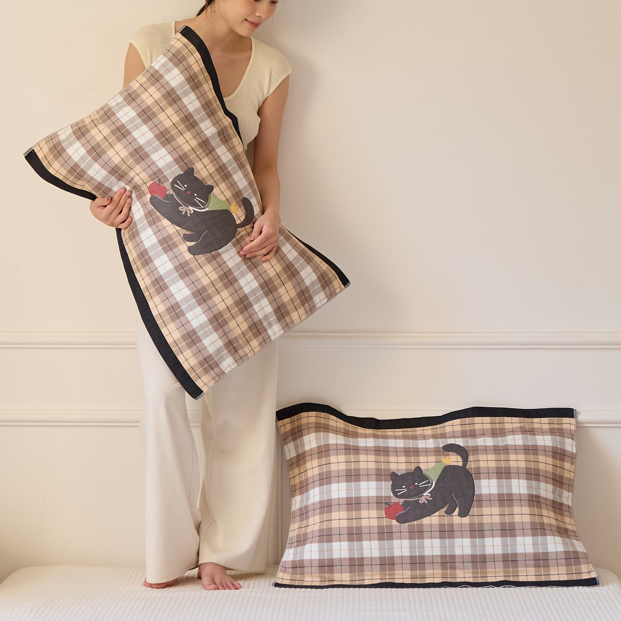 91家纺网 家纺一手货源 找家纺 沐瑟家纺 2026新款全棉纯棉八层枕巾-卡通格子 给予猫 52x78cm枕巾一对
