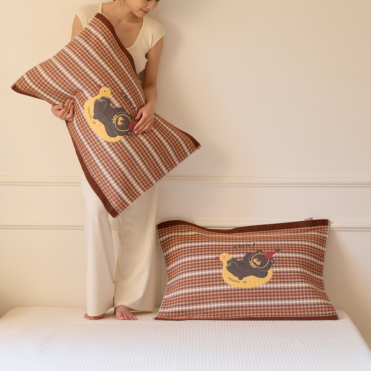91家纺网 家纺一手货源 找家纺 沐瑟家纺 2026新款全棉纯棉八层枕巾-卡通格子 小鸭熊 52x78cm枕巾一只