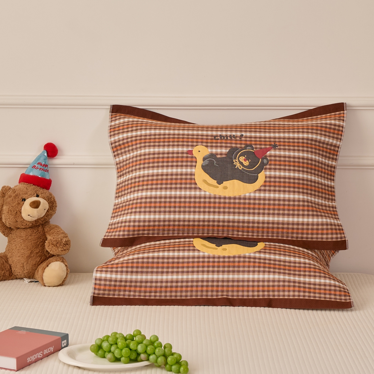 91家纺网 家纺一手货源 找家纺 沐瑟家纺 2026新款全棉纯棉八层枕巾-卡通格子 小鸭熊 52x78cm枕巾一对