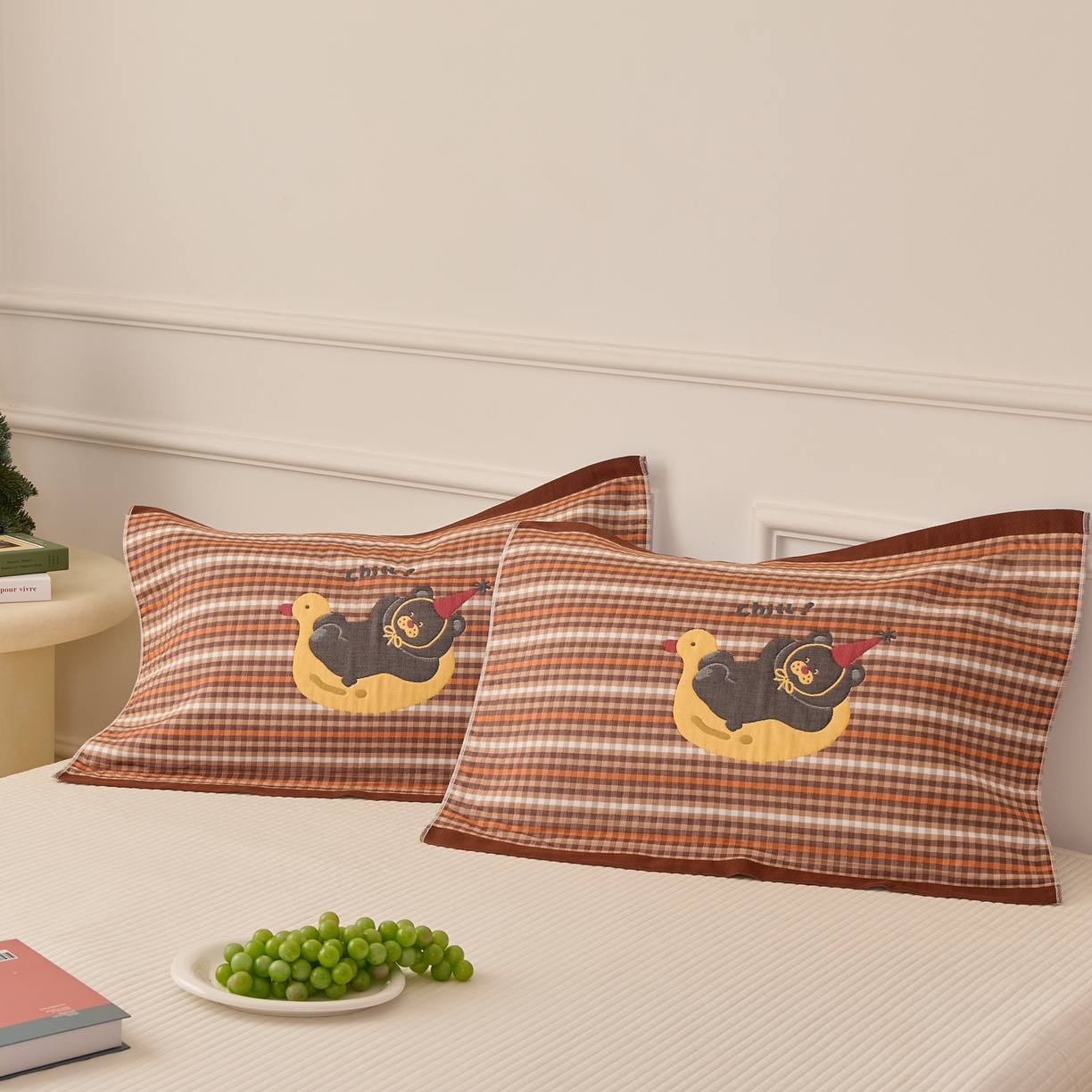 91家纺网 家纺一手货源 找家纺 沐瑟家纺 2026新款全棉纯棉八层枕巾-卡通格子 小鸭熊 52x78cm枕巾一只