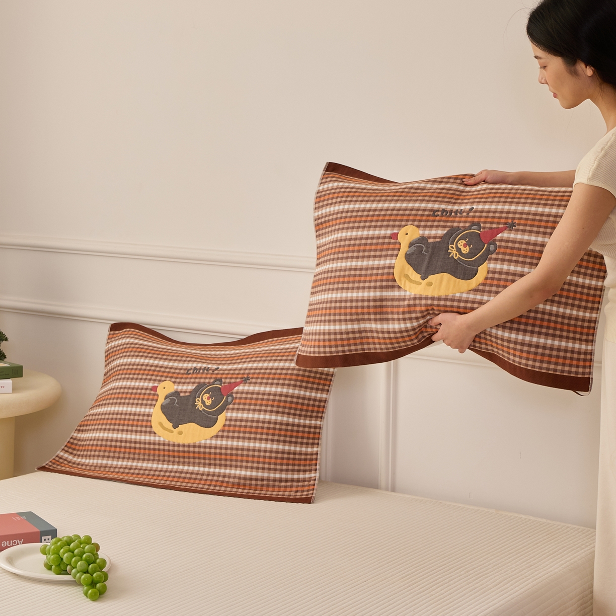 91家纺网 家纺一手货源 找家纺 沐瑟家纺 2026新款全棉纯棉八层枕巾-卡通格子 小鸭熊 52x78cm枕巾一对