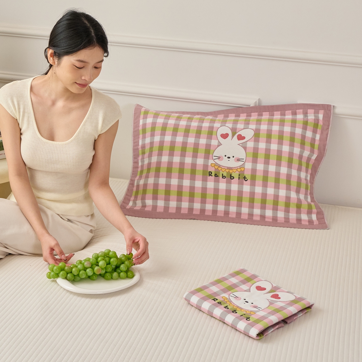 91家纺网 家纺一手货源 找家纺 沐瑟家纺 2026新款全棉纯棉八层枕巾-卡通格子 爱心兔 52x78cm枕巾一只