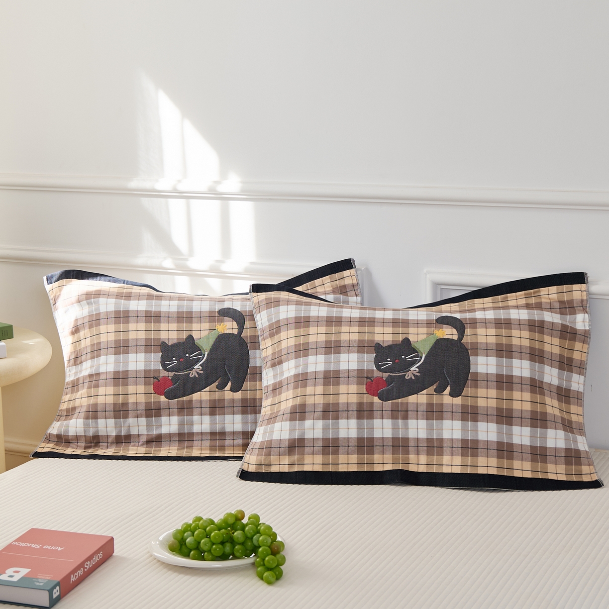 91家纺网 家纺一手货源 找家纺 沐瑟家纺 2026新款全棉纯棉八层枕巾-卡通格子 给予猫 52x78cm枕巾一对