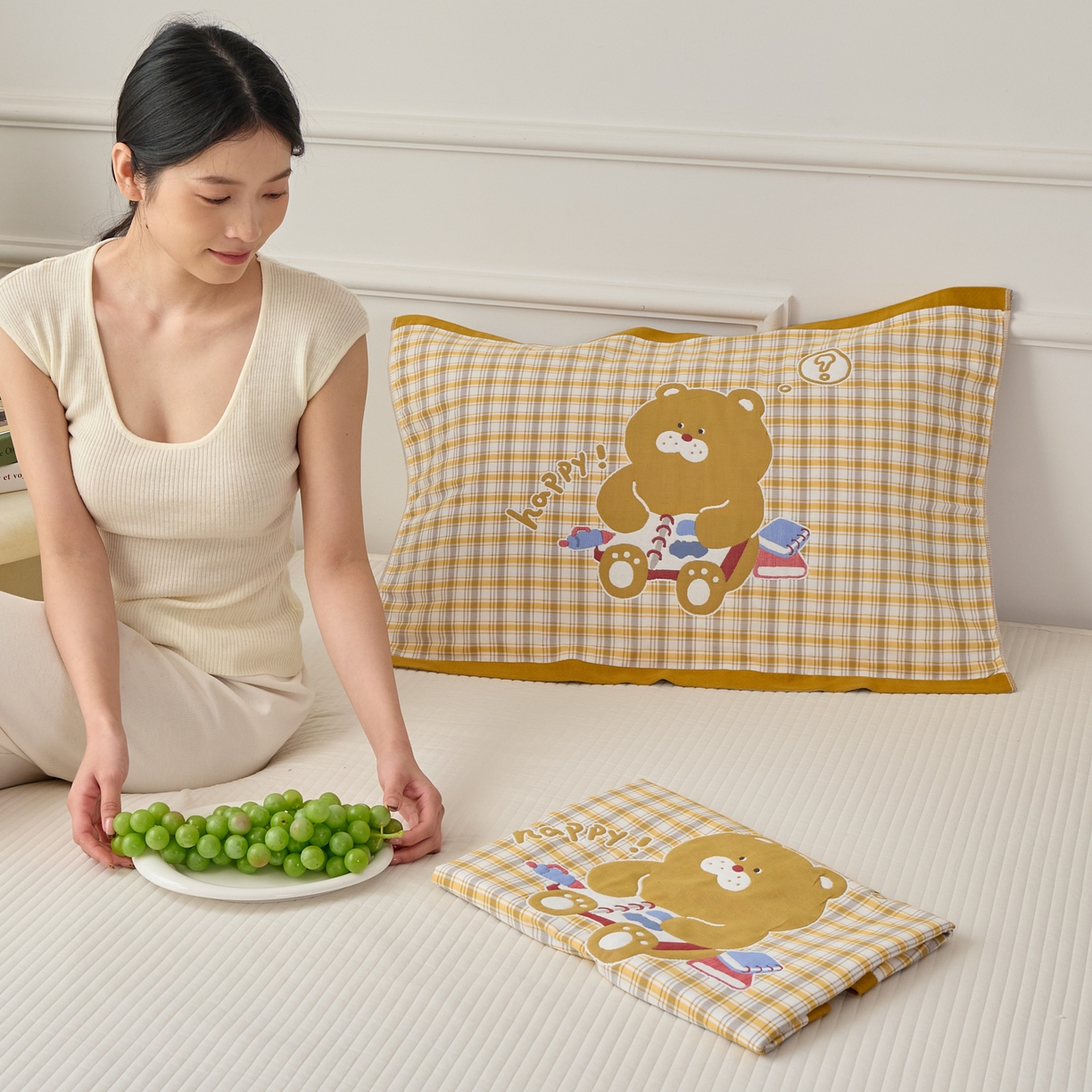 91家纺网 家纺一手货源 找家纺 沐瑟家纺 2026新款全棉纯棉八层枕巾-卡通格子 小黄熊 52x78cm枕巾一只