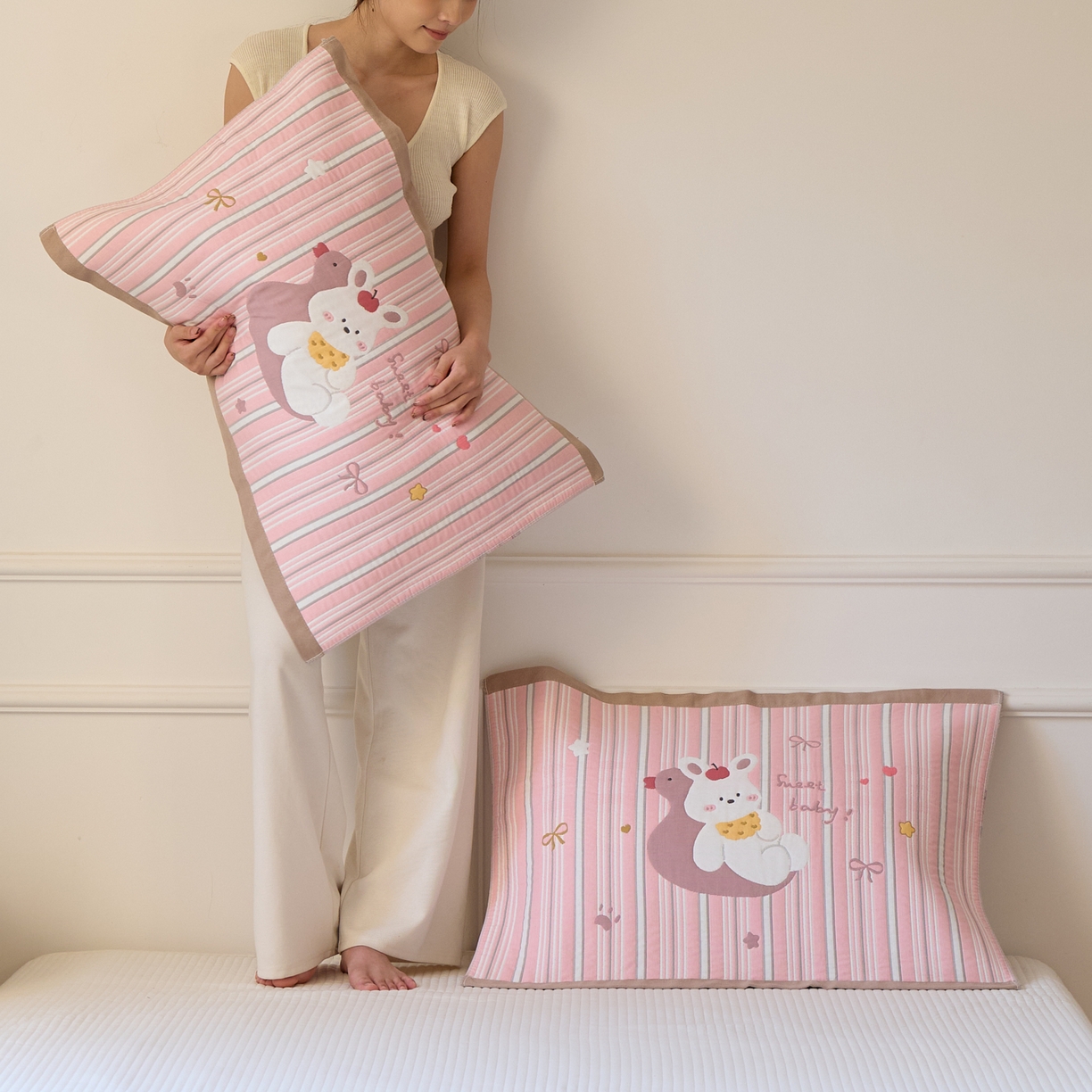 91家纺网 家纺一手货源 找家纺 沐瑟家纺 2026新款全棉纯棉八层枕巾-卡通格子 兔子鸭子 52x78cm枕巾一只