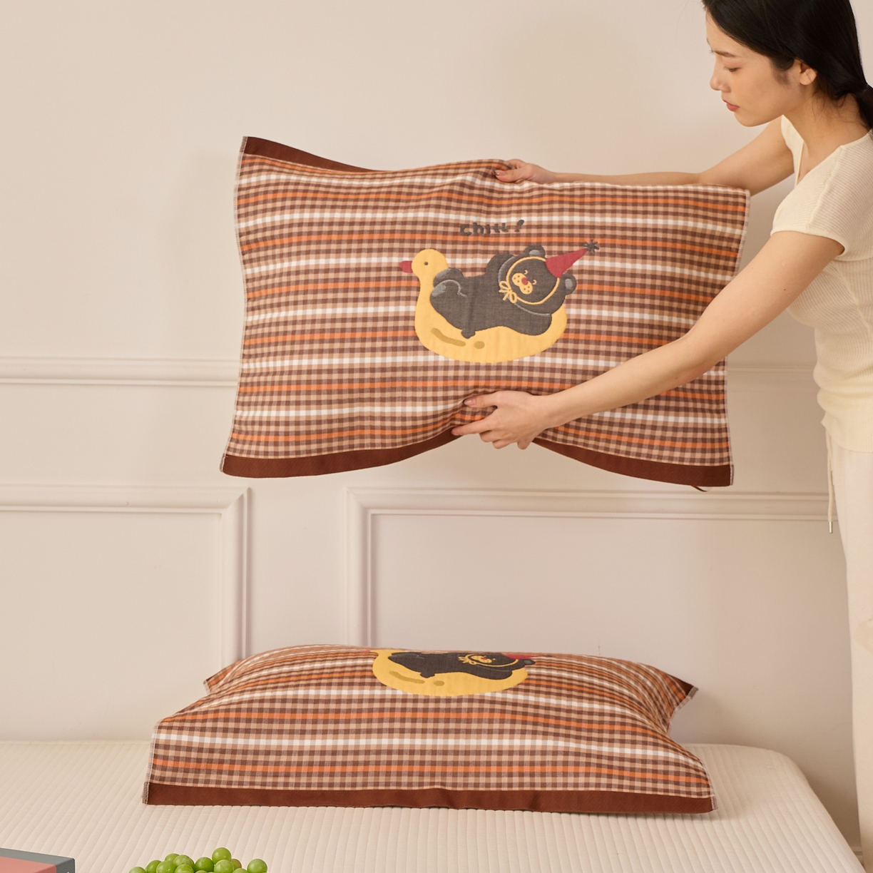 91家纺网 家纺一手货源 找家纺 沐瑟家纺 2026新款全棉纯棉八层枕巾-卡通格子 小鸭熊 52x78cm枕巾一只
