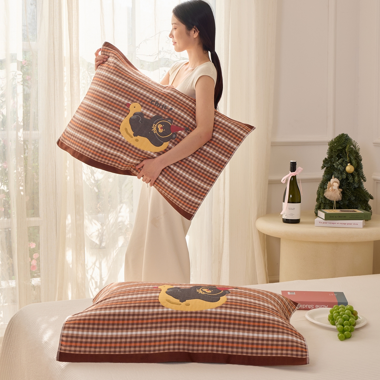 91家纺网 家纺一手货源 找家纺 沐瑟家纺 2026新款全棉纯棉八层枕巾-卡通格子 小鸭熊 52x78cm枕巾一对