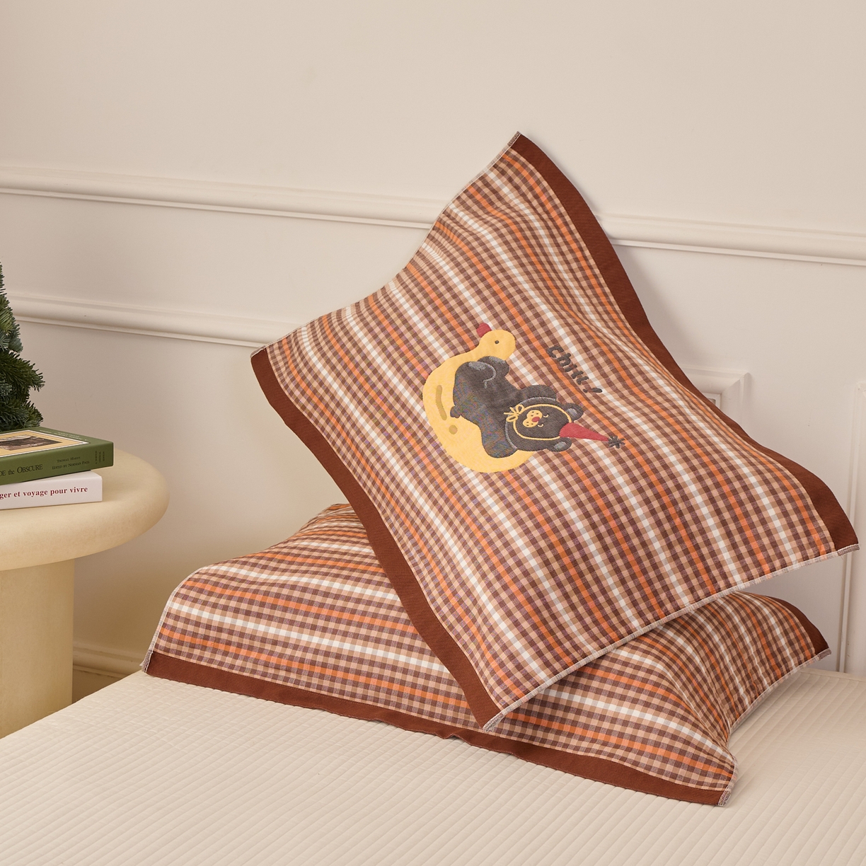 91家纺网 家纺一手货源 找家纺 沐瑟家纺 2026新款全棉纯棉八层枕巾-卡通格子 小鸭熊 52x78cm枕巾一对