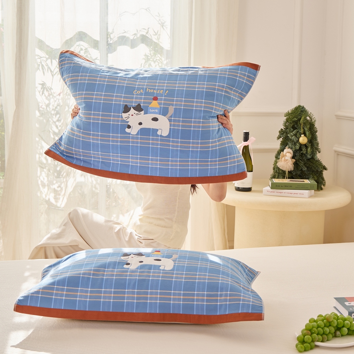 91家纺网 家纺一手货源 找家纺 沐瑟家纺 2026新款全棉纯棉八层枕巾-卡通格子 房子猫 52x78cm枕巾一对