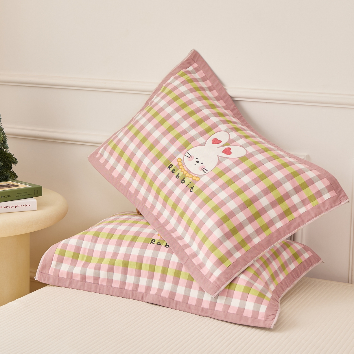 91家纺网 家纺一手货源 找家纺 沐瑟家纺 2026新款全棉纯棉八层枕巾-卡通格子 爱心兔 52x78cm枕巾一只