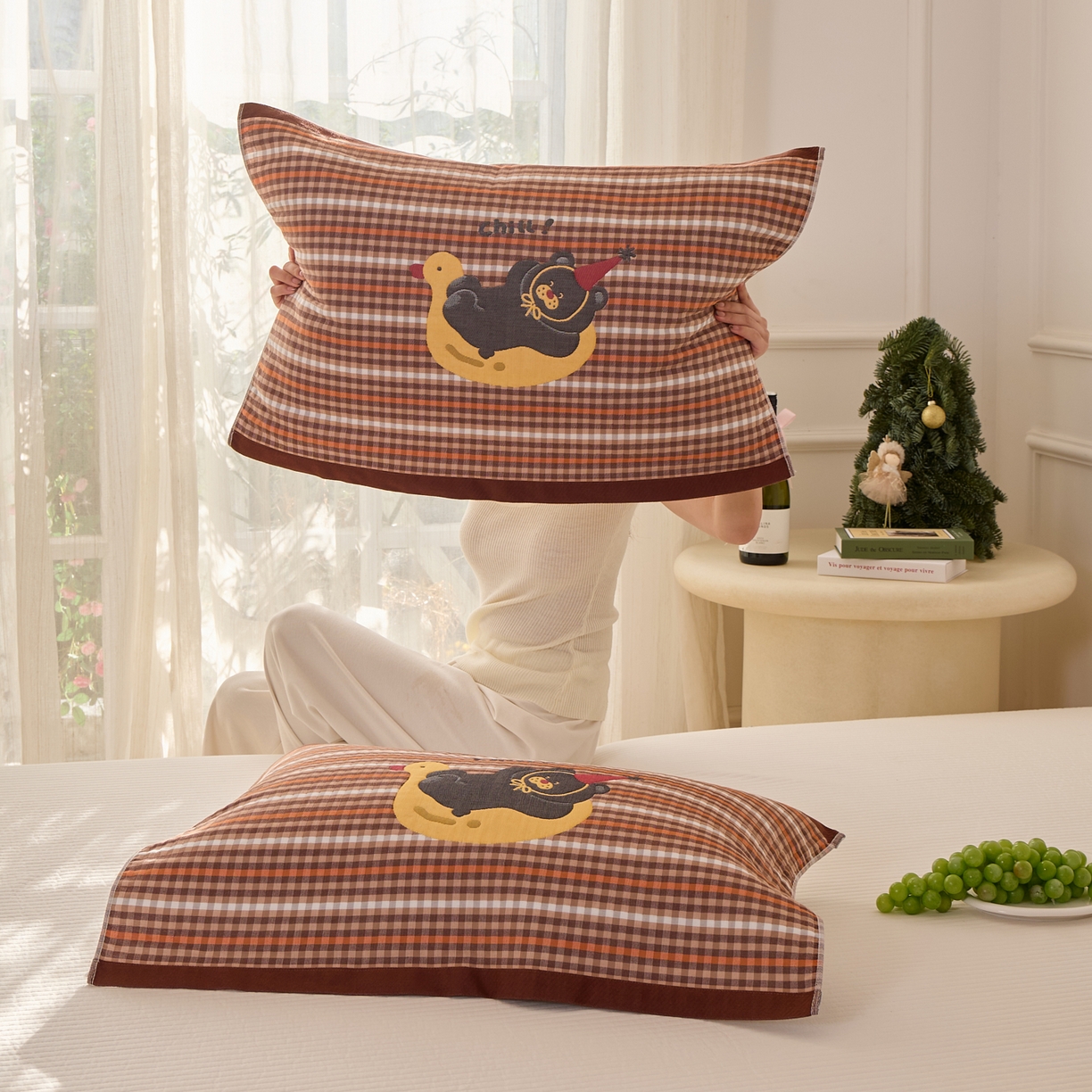 91家纺网 家纺一手货源 找家纺 沐瑟家纺 2026新款全棉纯棉八层枕巾-卡通格子 小鸭熊 52x78cm枕巾一只