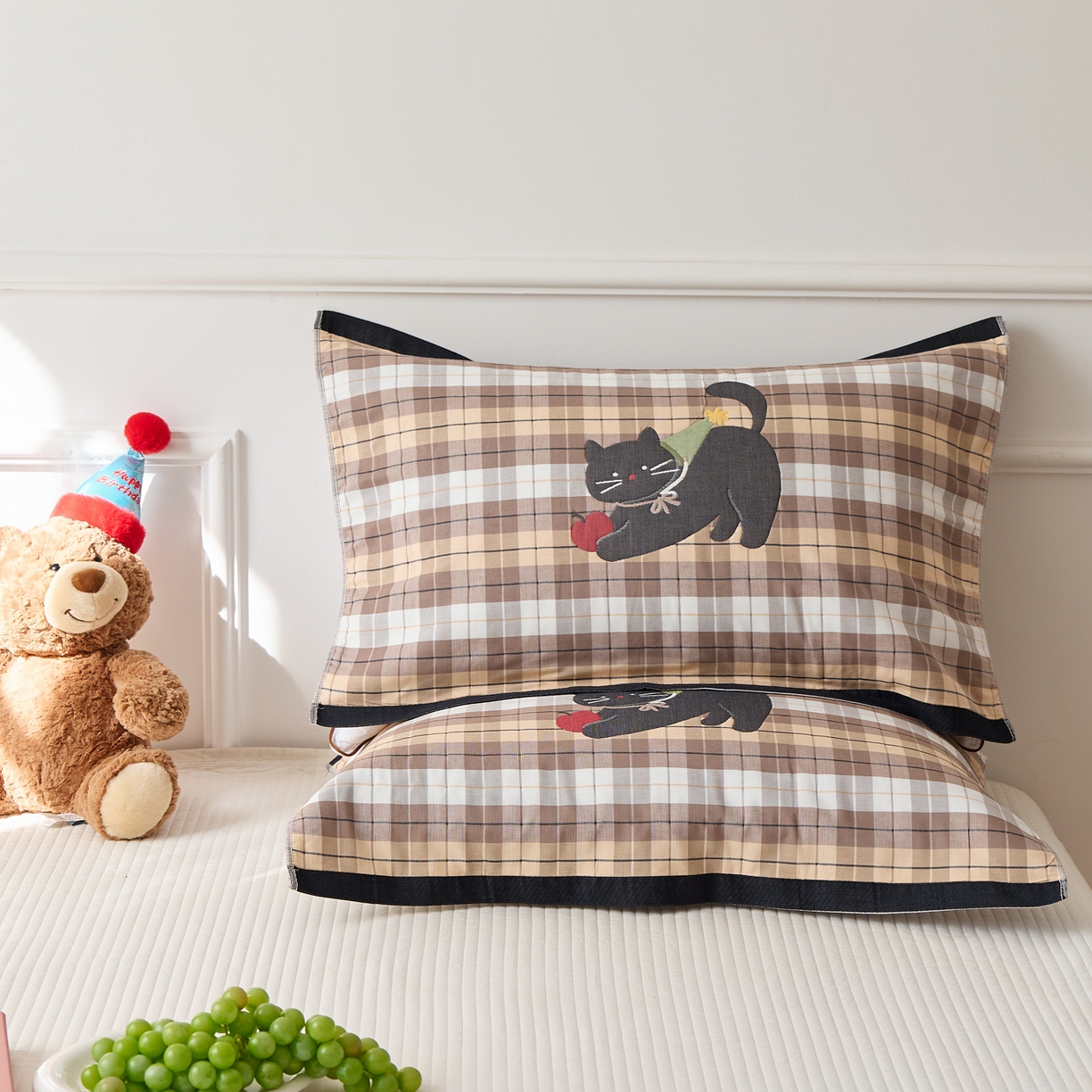 91家纺网 家纺一手货源 找家纺 沐瑟家纺 2026新款全棉纯棉八层枕巾-卡通格子 给予猫 52x78cm枕巾一对