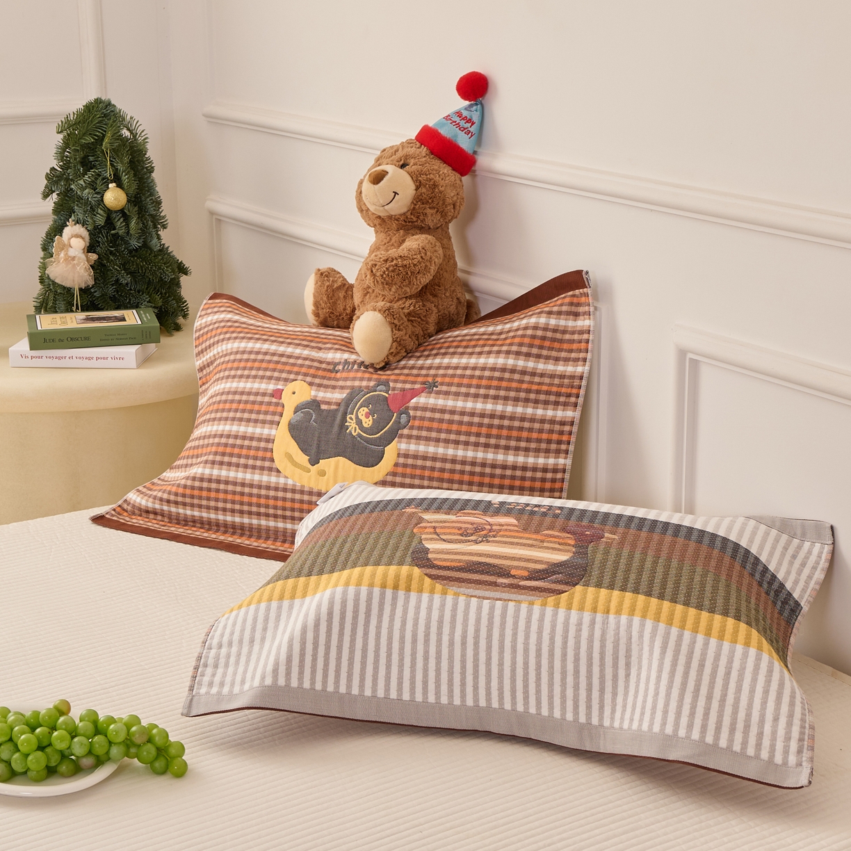 91家纺网 家纺一手货源 找家纺 沐瑟家纺 2026新款全棉纯棉八层枕巾-卡通格子 小鸭熊 52x78cm枕巾一对