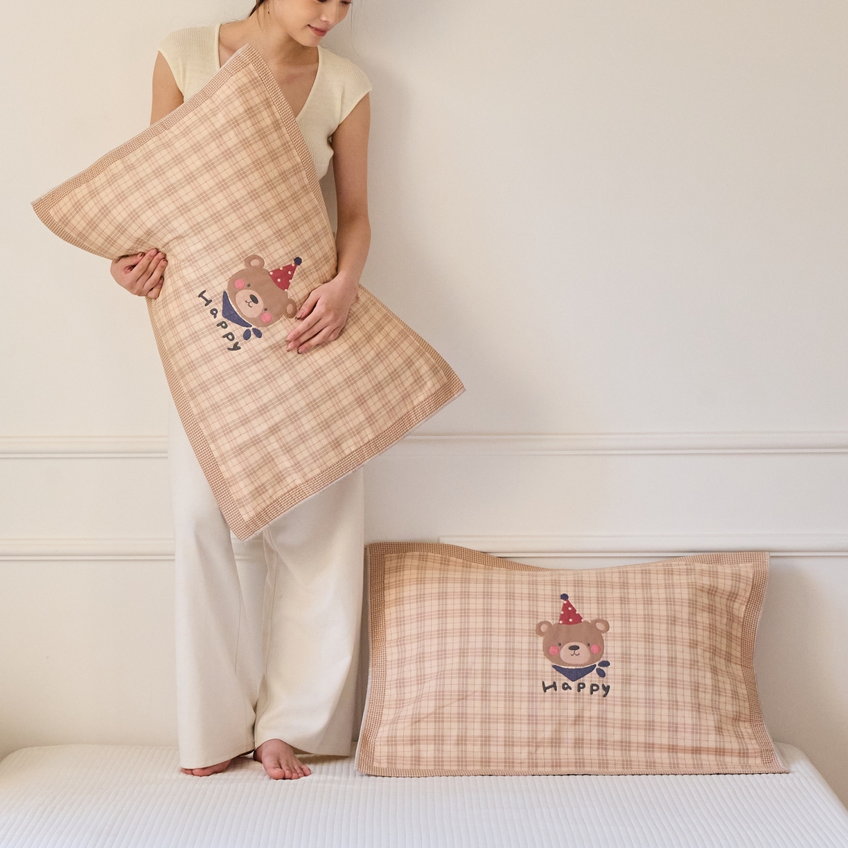 91家纺网 家纺一手货源 找家纺 沐瑟家纺 2026新款全棉纯棉八层枕巾-卡通格子 圣诞熊 52x78cm枕巾一对