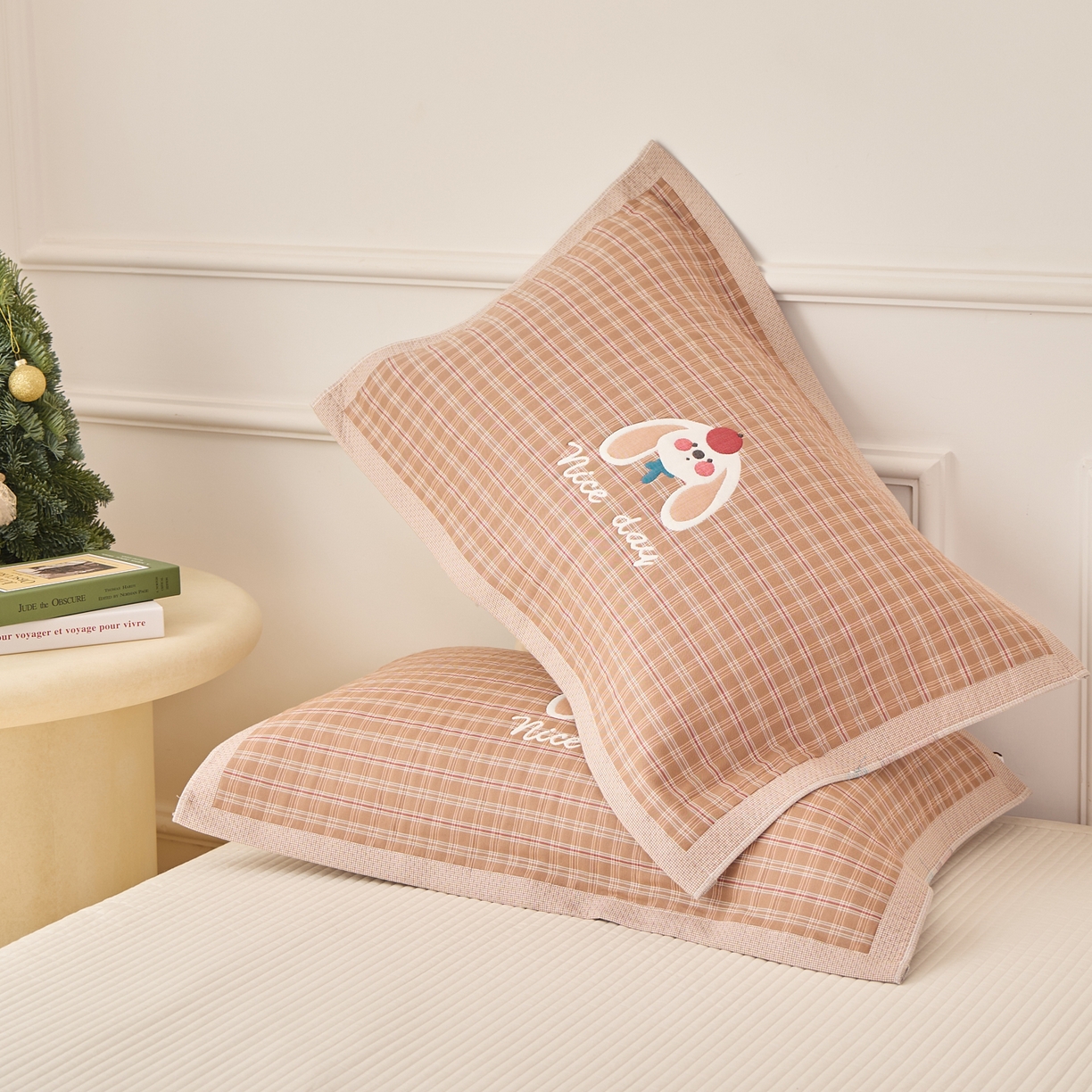 91家纺网 家纺一手货源 找家纺 沐瑟家纺 2026新款全棉纯棉八层枕巾-卡通格子 桔小兔 52x78cm枕巾一只