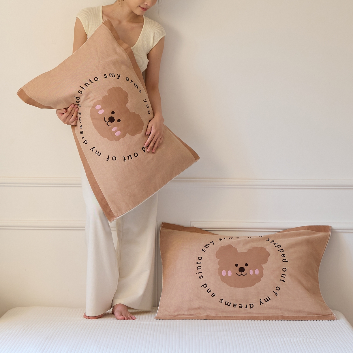 91家纺网 家纺一手货源 找家纺 沐瑟家纺 2026新款全棉纯棉八层枕巾-卡通格子 快乐熊 52x78cm枕巾一对