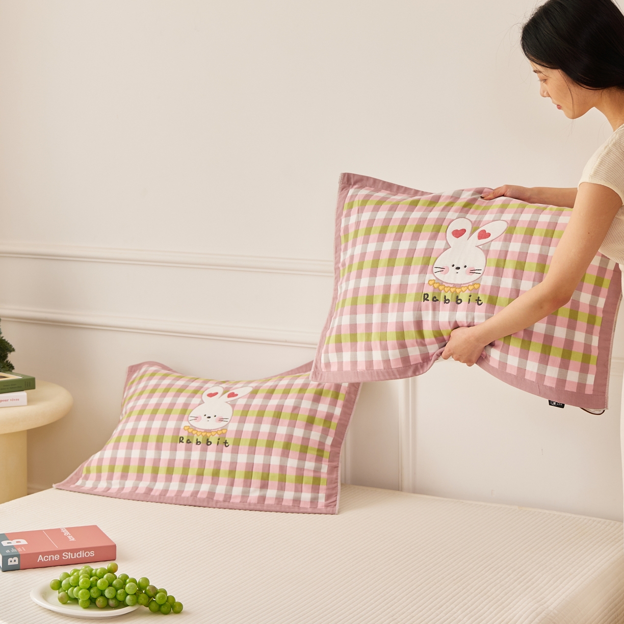 91家纺网 家纺一手货源 找家纺 沐瑟家纺 2026新款全棉纯棉八层枕巾-卡通格子 爱心兔 52x78cm枕巾一对