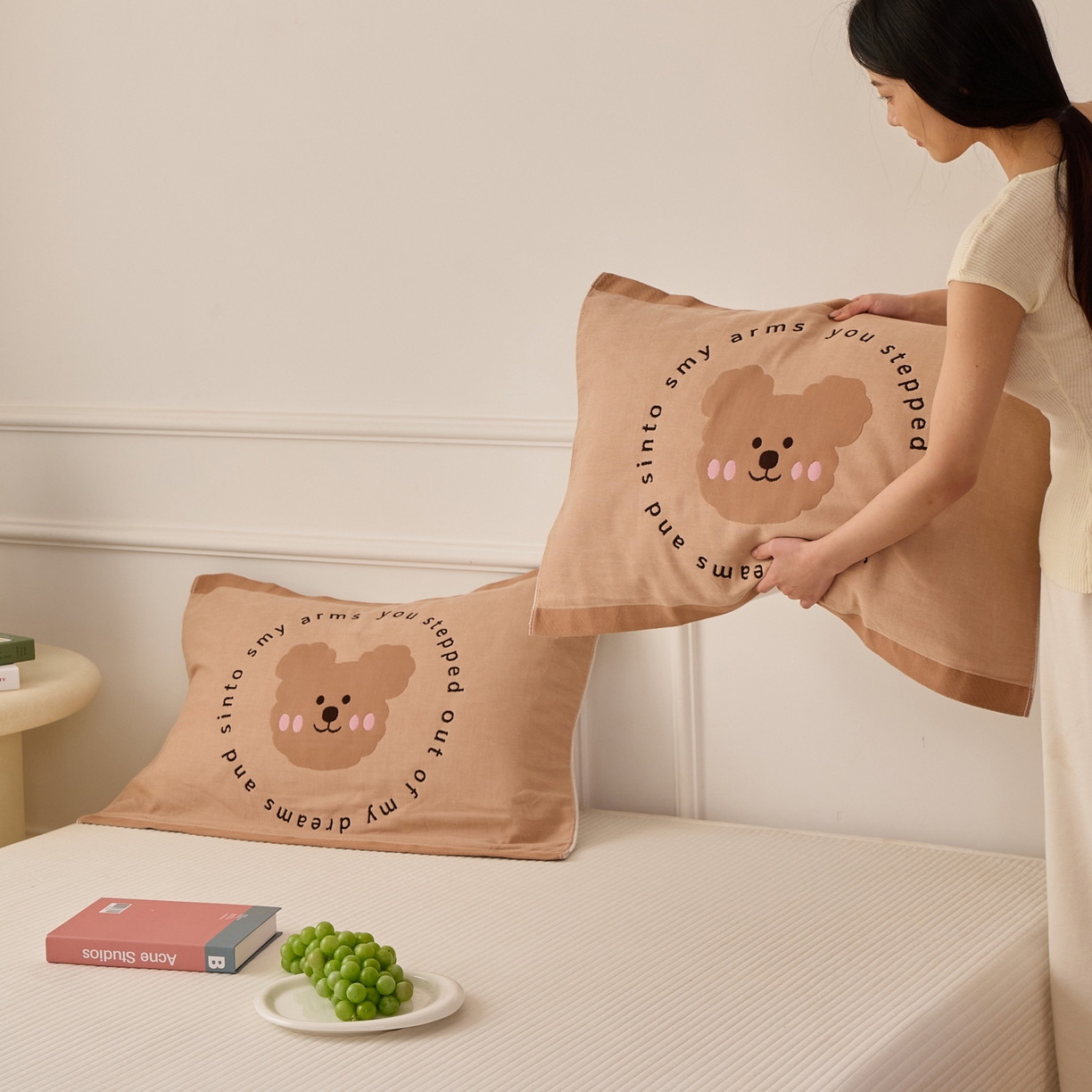 91家纺网 家纺一手货源 找家纺 沐瑟家纺 2026新款全棉纯棉八层枕巾-卡通格子 快乐熊 52x78cm枕巾一对