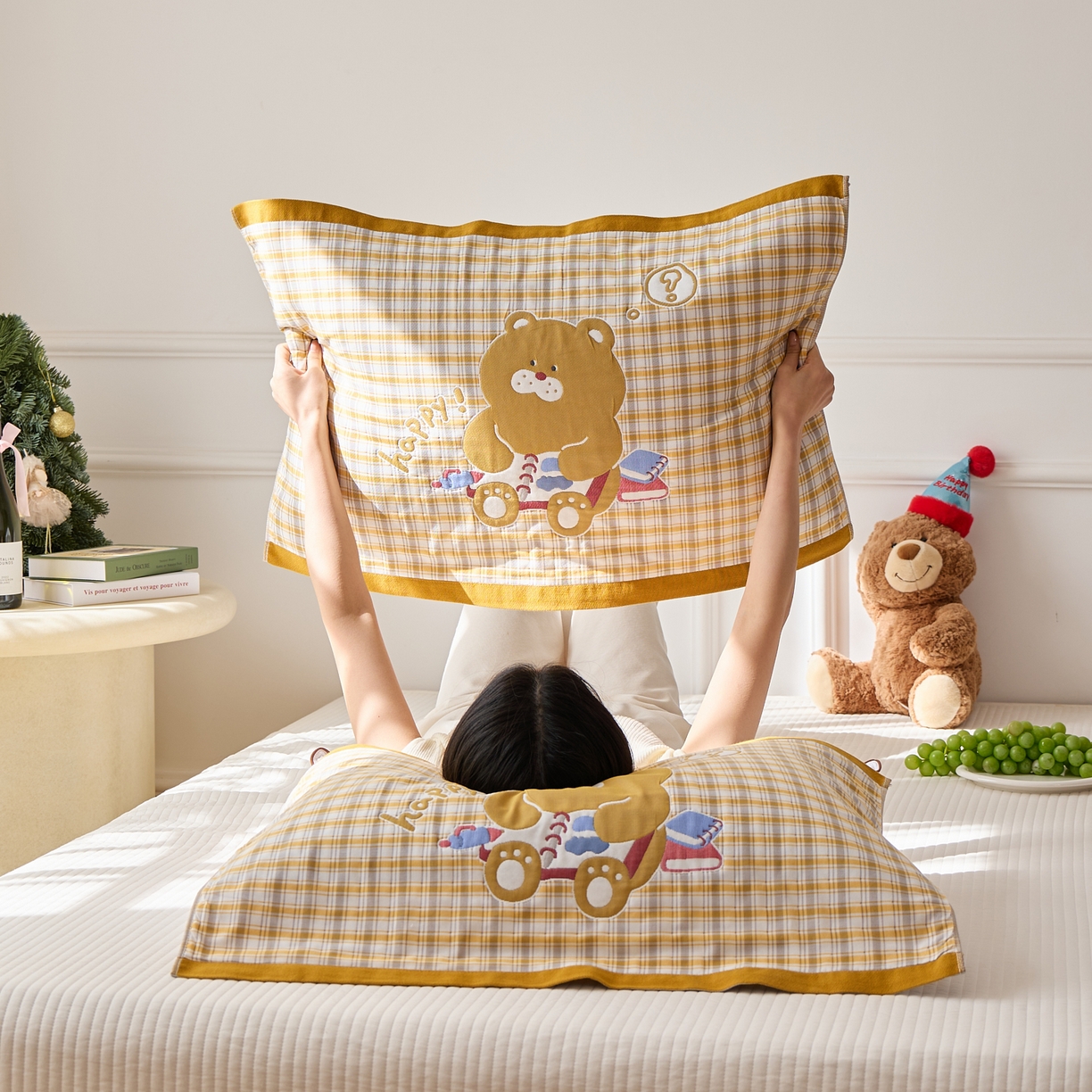 91家纺网 家纺一手货源 找家纺 沐瑟家纺 2026新款全棉纯棉八层枕巾-卡通格子 小黄熊 52x78cm枕巾一只