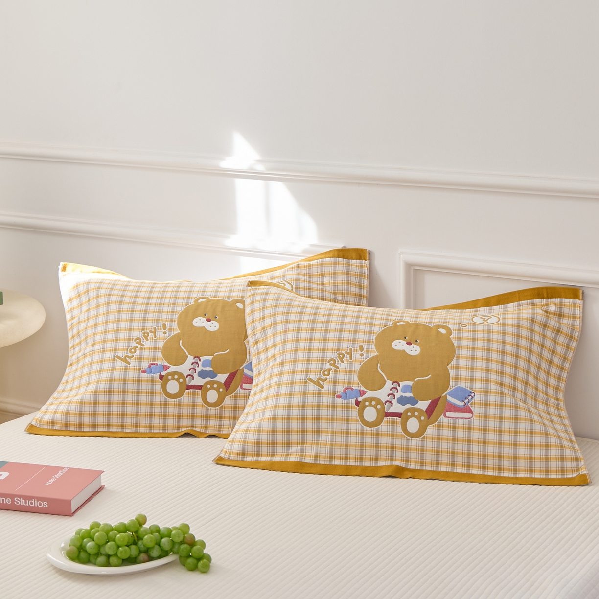 91家纺网 家纺一手货源 找家纺 沐瑟家纺 2026新款全棉纯棉八层枕巾-卡通格子 小黄熊 52x78cm枕巾一只