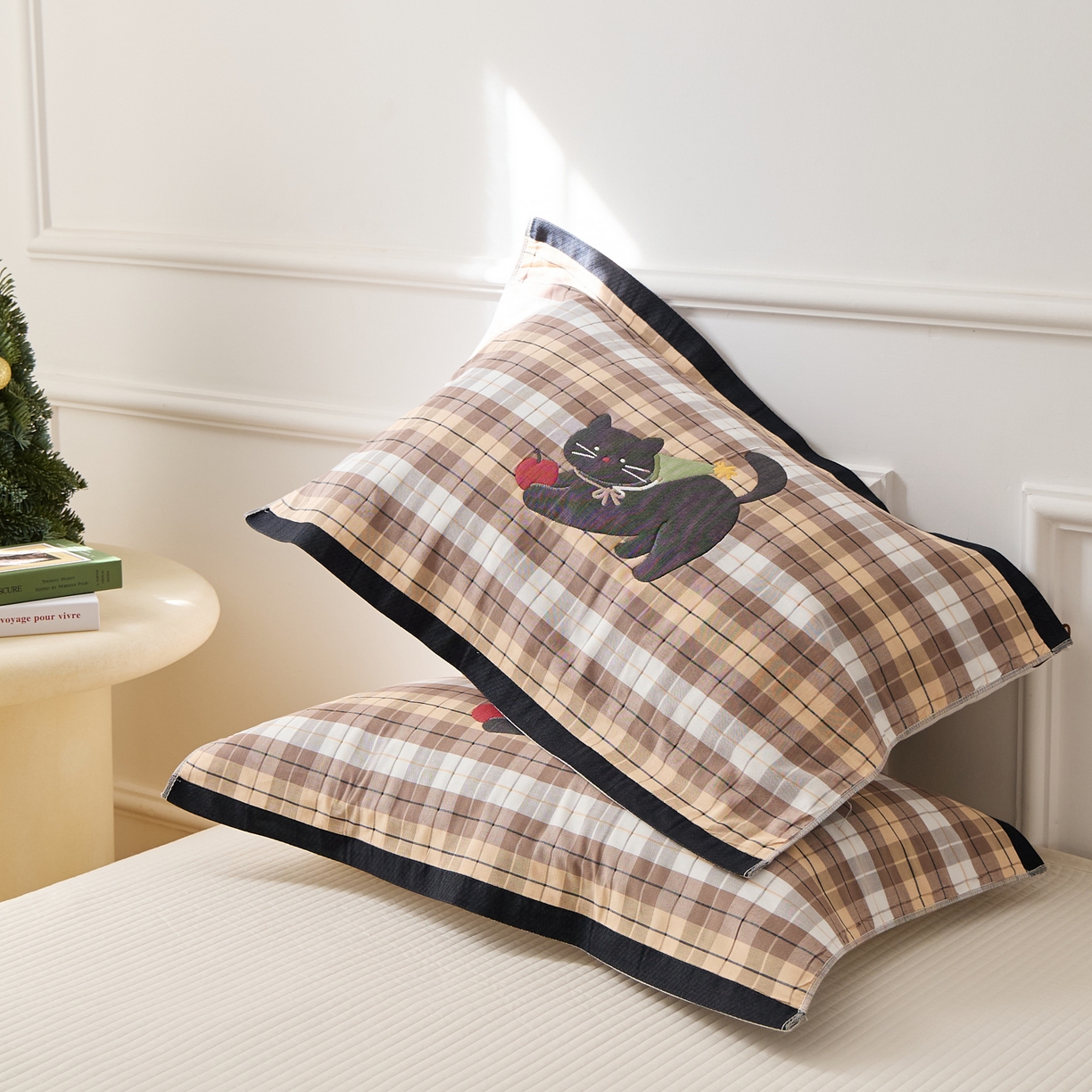 91家纺网 家纺一手货源 找家纺 沐瑟家纺 2026新款全棉纯棉八层枕巾-卡通格子 给予猫 52x78cm枕巾一对