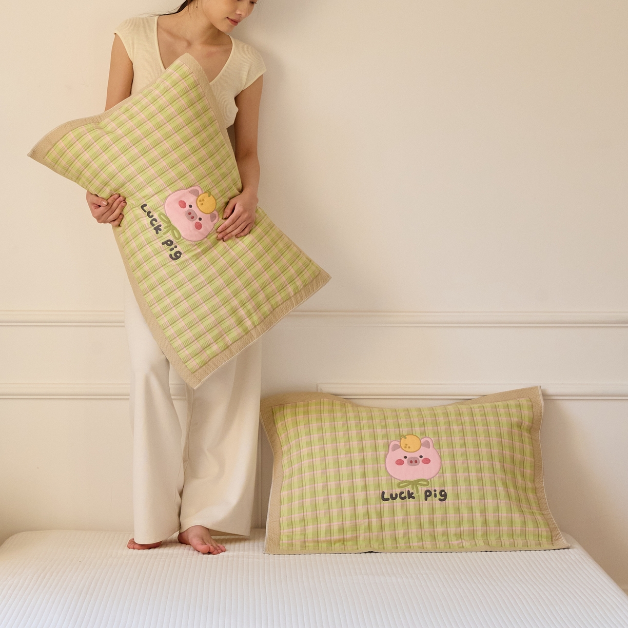 91家纺网 家纺一手货源 找家纺 沐瑟家纺 2026新款全棉纯棉八层枕巾-卡通格子 橙小猪 52x78cm枕巾一对