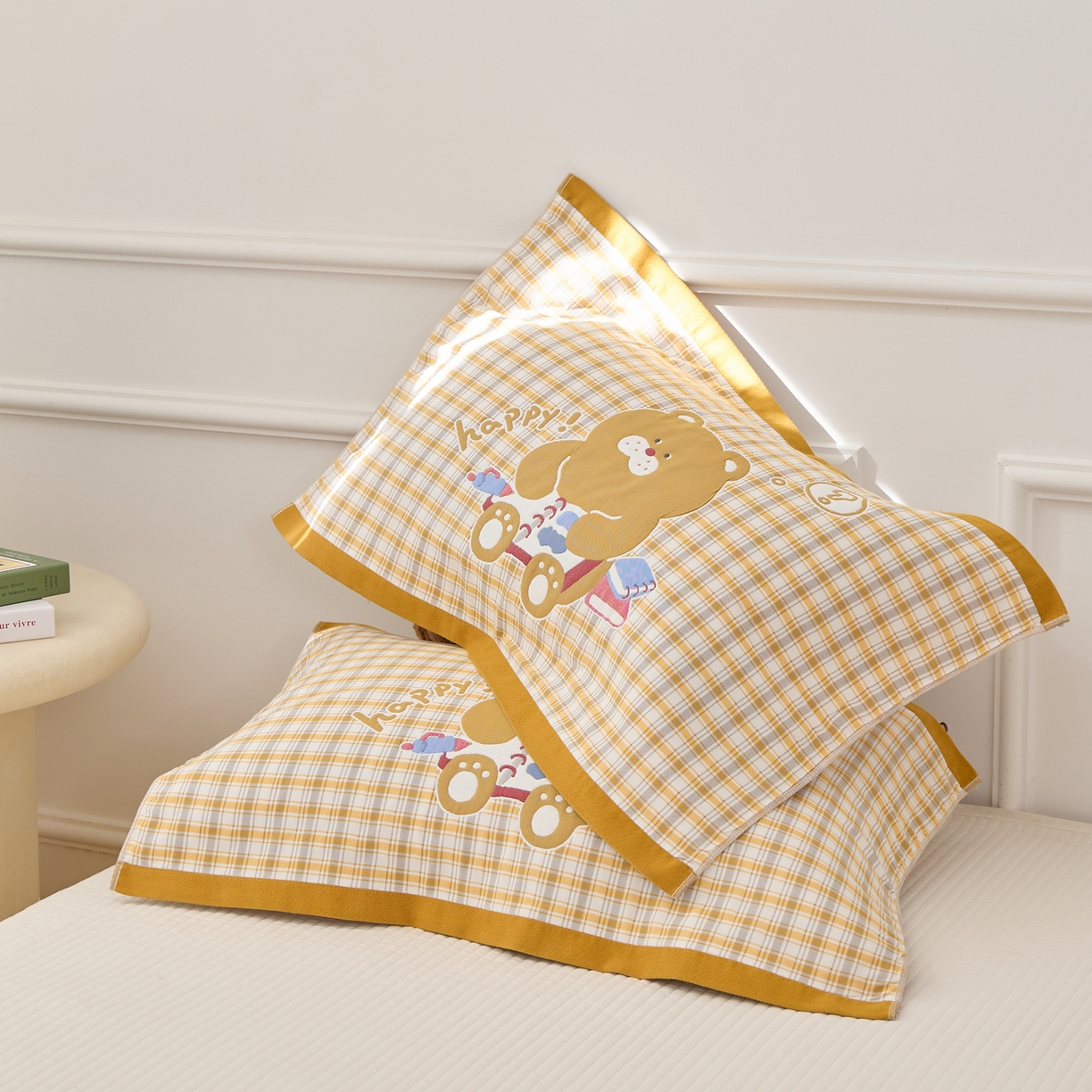 91家纺网 家纺一手货源 找家纺 沐瑟家纺 2026新款全棉纯棉八层枕巾-卡通格子 小黄熊 52x78cm枕巾一只