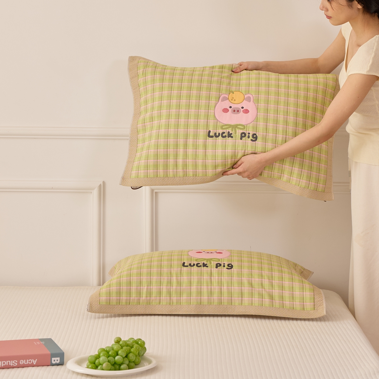 91家纺网 家纺一手货源 找家纺 沐瑟家纺 2026新款全棉纯棉八层枕巾-卡通格子 橙小猪 52x78cm枕巾一对