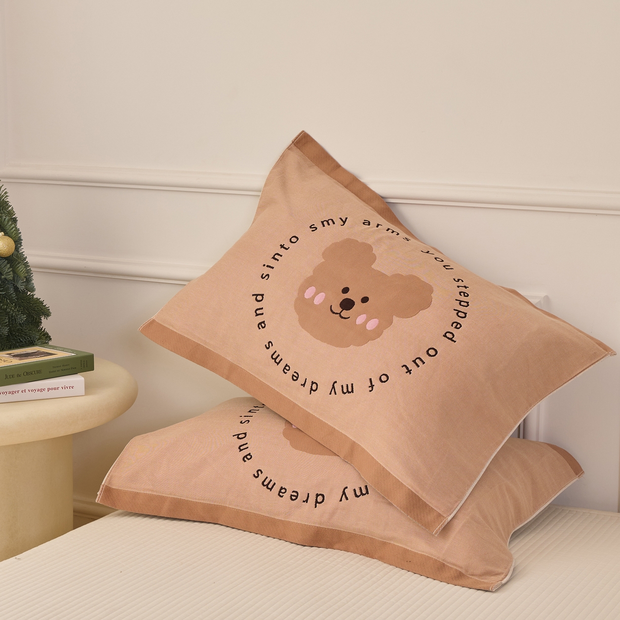 91家纺网 家纺一手货源 找家纺 沐瑟家纺 2026新款全棉纯棉八层枕巾-卡通格子 快乐熊 52x78cm枕巾一对