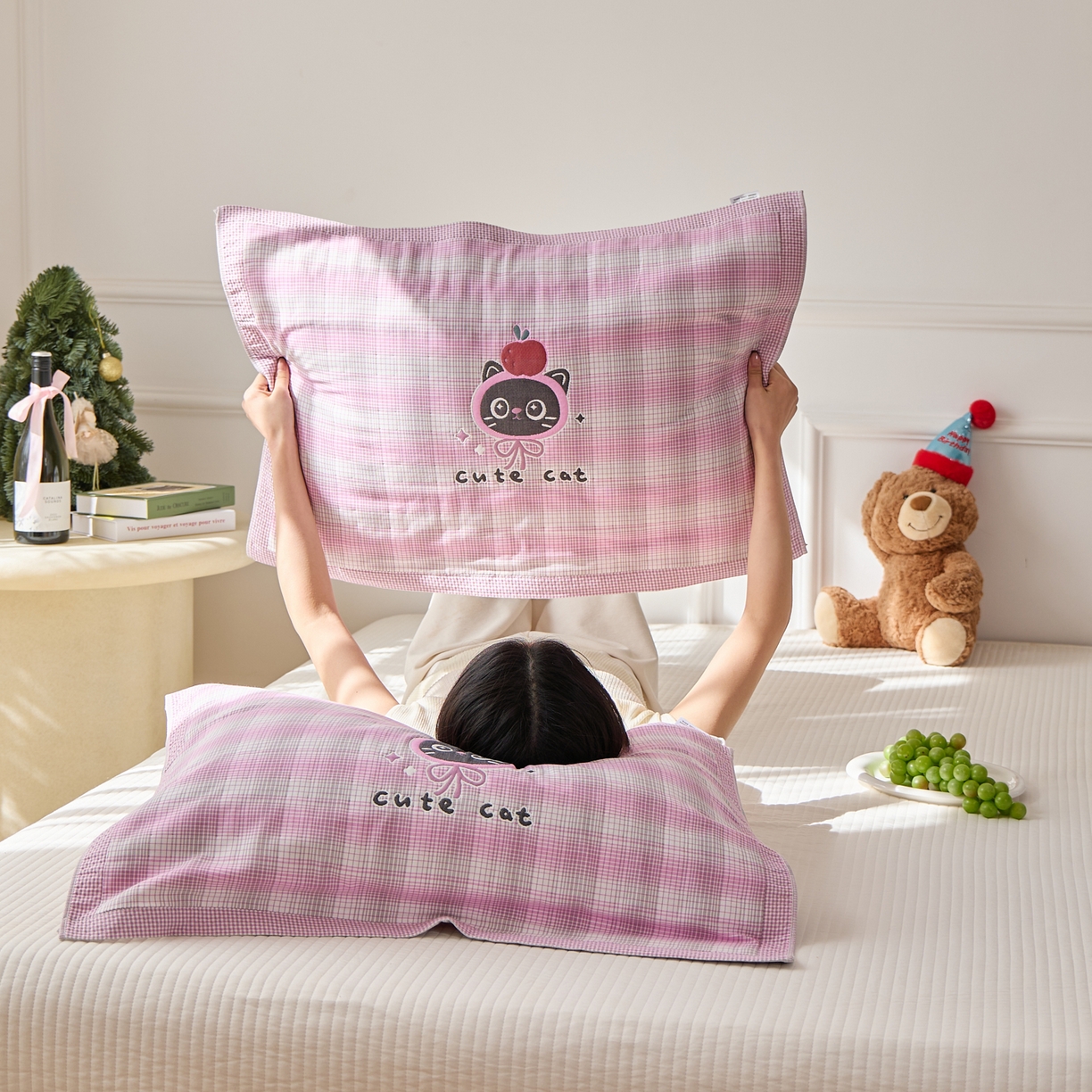 91家纺网 家纺一手货源 找家纺 沐瑟家纺 2026新款全棉纯棉八层枕巾-卡通格子 苹果猫 52x78cm枕巾一只