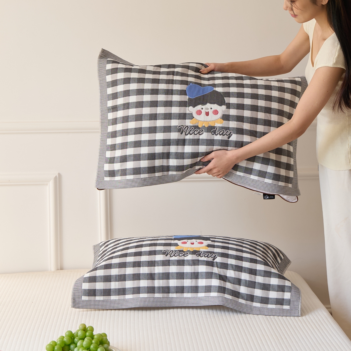 91家纺网 家纺一手货源 找家纺 沐瑟家纺 2026新款全棉纯棉八层枕巾-卡通格子 球帽男孩 52x78cm枕巾一对