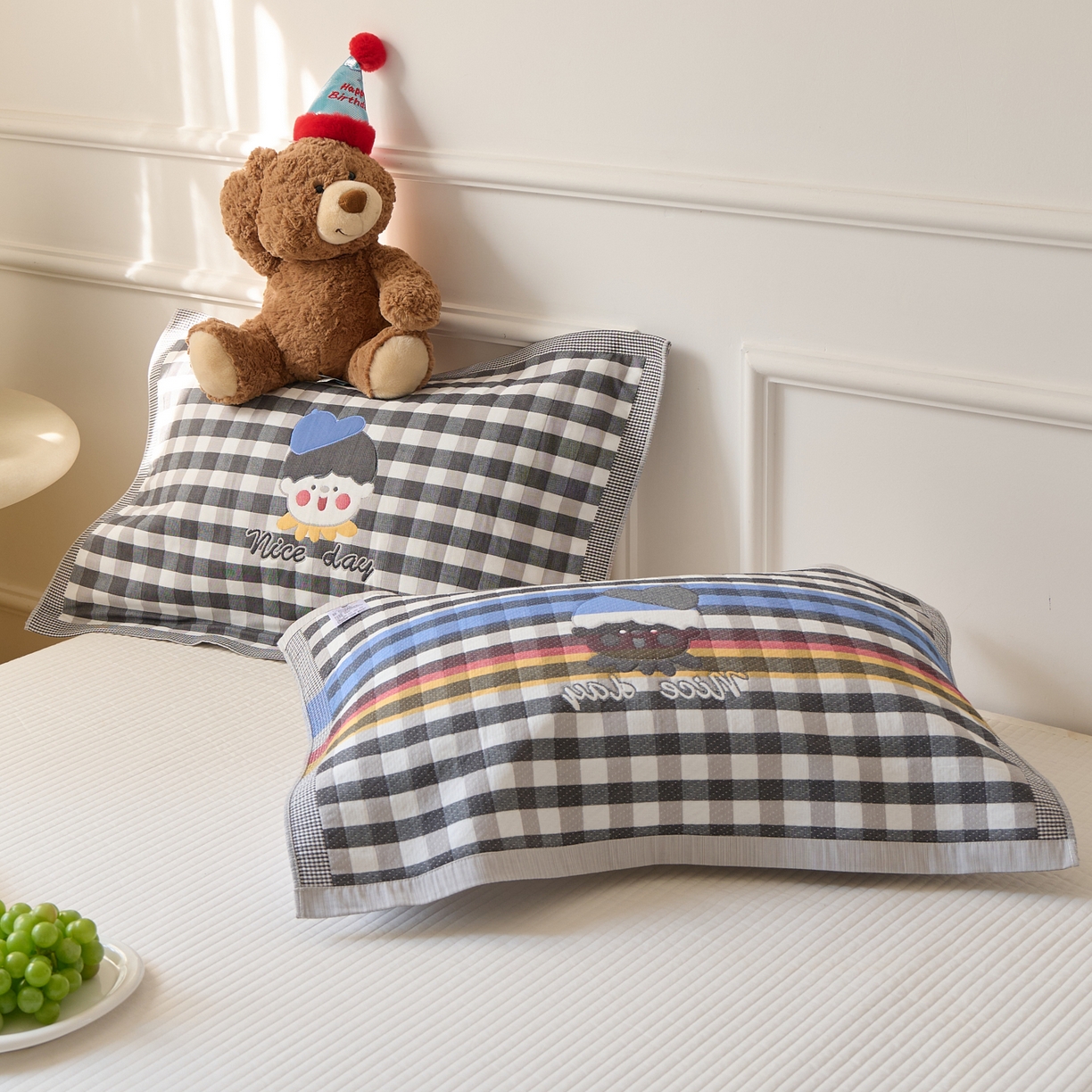 91家纺网 家纺一手货源 找家纺 沐瑟家纺 2026新款全棉纯棉八层枕巾-卡通格子 球帽男孩 52x78cm枕巾一对