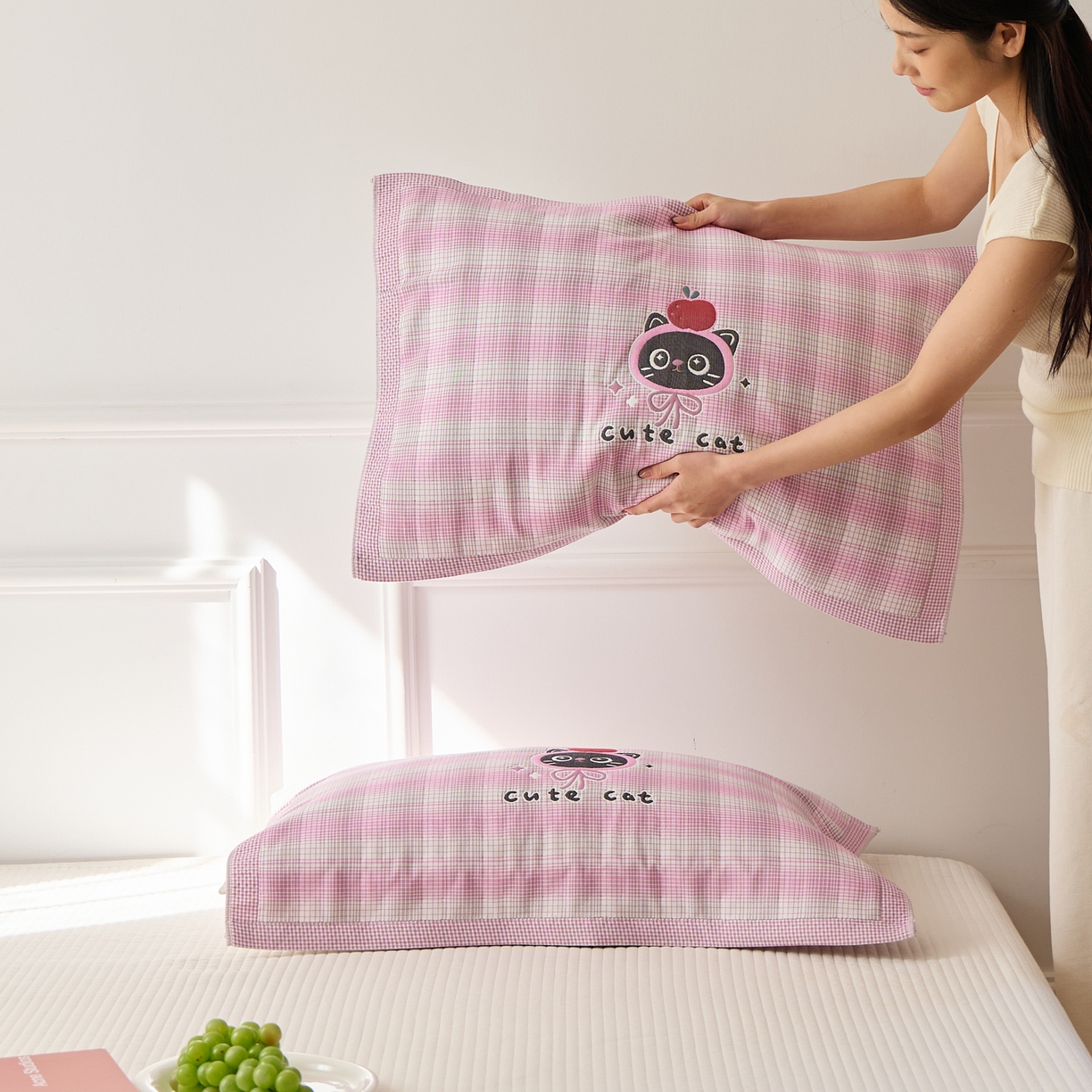 91家纺网 家纺一手货源 找家纺 沐瑟家纺 2026新款全棉纯棉八层枕巾-卡通格子 苹果猫 52x78cm枕巾一只
