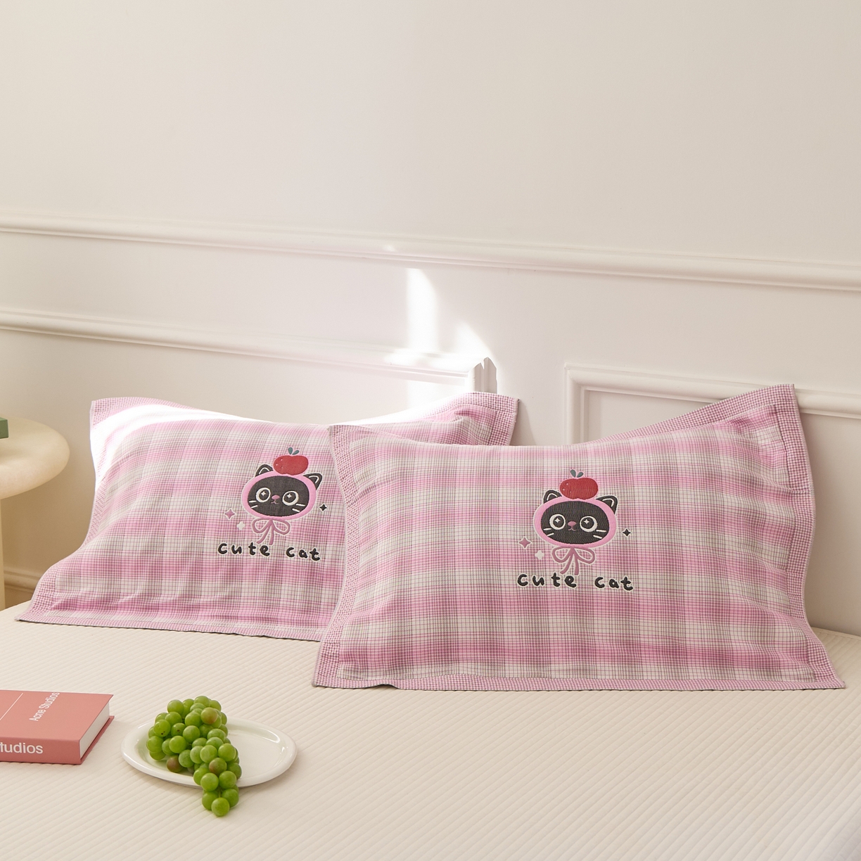 91家纺网 家纺一手货源 找家纺 沐瑟家纺 2026新款全棉纯棉八层枕巾-卡通格子 苹果猫 52x78cm枕巾一只